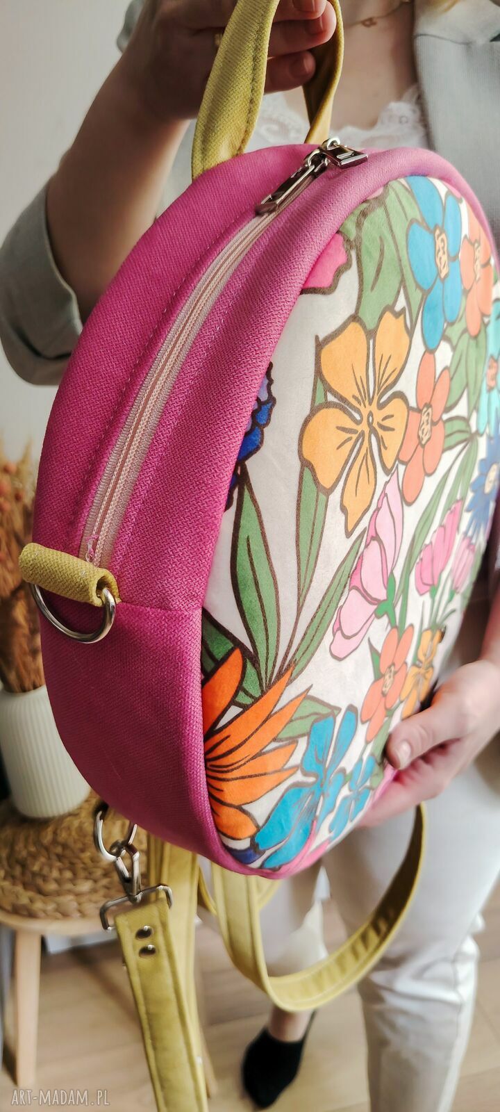 Plecak Okrągły Colorful - w kwiaty, pojemny i wygodny 2w1