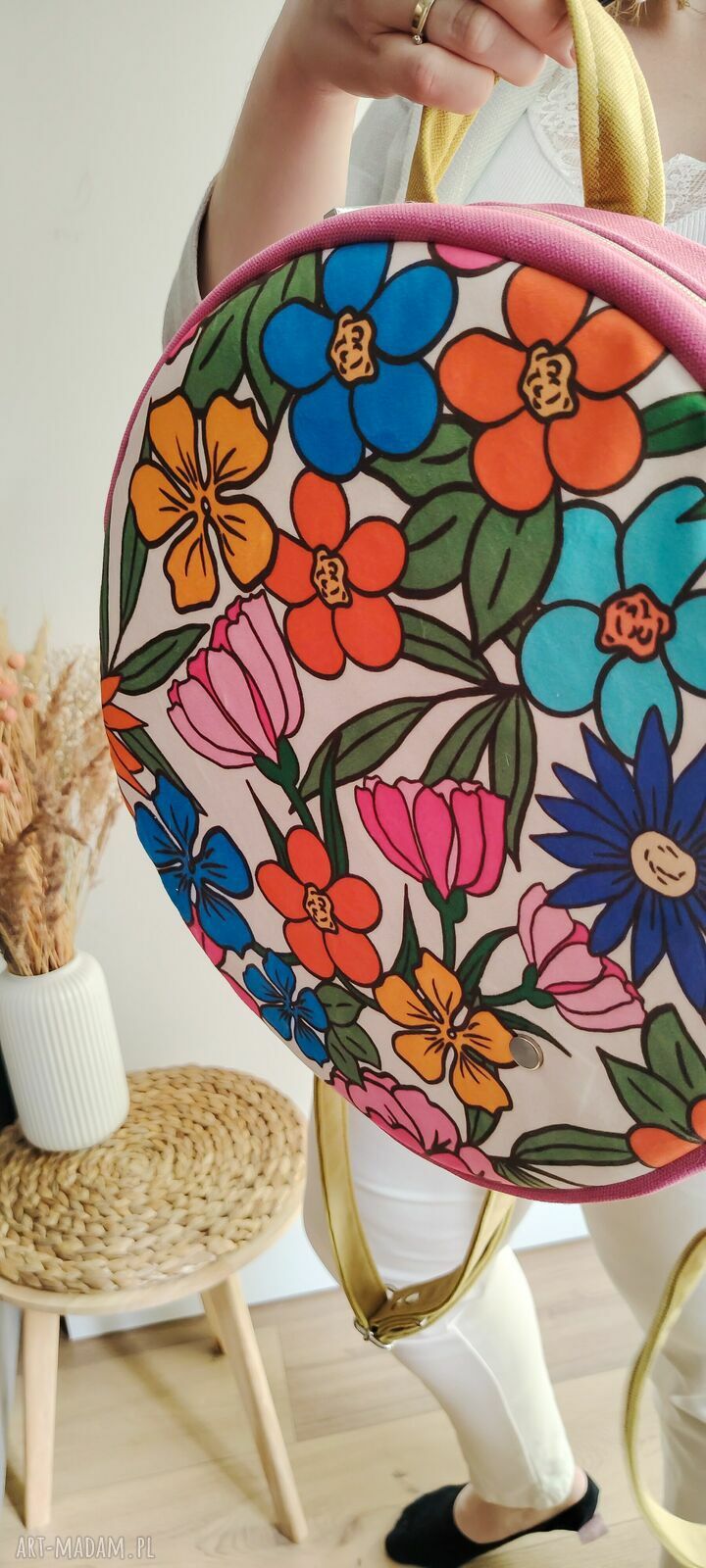 Plecak Okrągły Colorful - w kwiaty, pojemny i wygodny 2w1