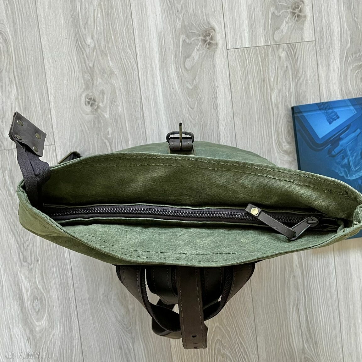 plecaki: Plecak rolowany ze skóry i bawełny woskowanej zielono brązowy. HandMade