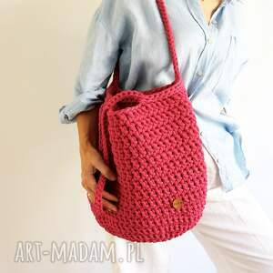 pleciona szydełkowa torba na ramię w kolorze neonowego różu