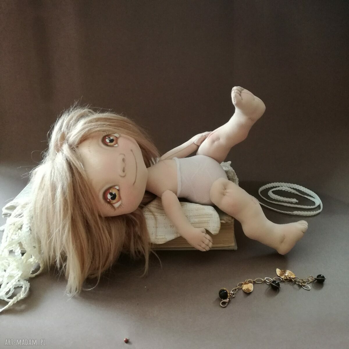 POCIECHA ZU - aniołek tekstylny ręcznie szyty i malowany (ok. 25 cm)