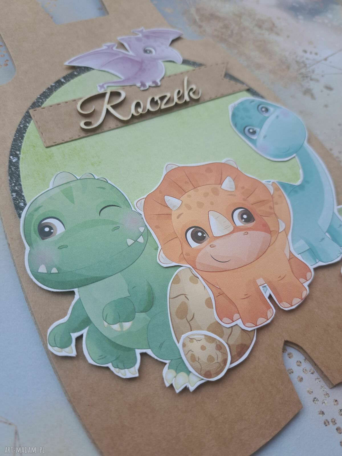 Kartka na roczek dla chłopca (dinozaury) - ręcznie robiona w kształcie ogrodniczek