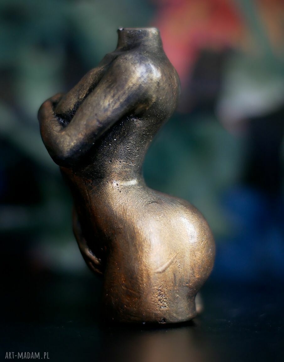 Kobieta w metalicznym brązie - rzeźba z gipsu 8,5 cm