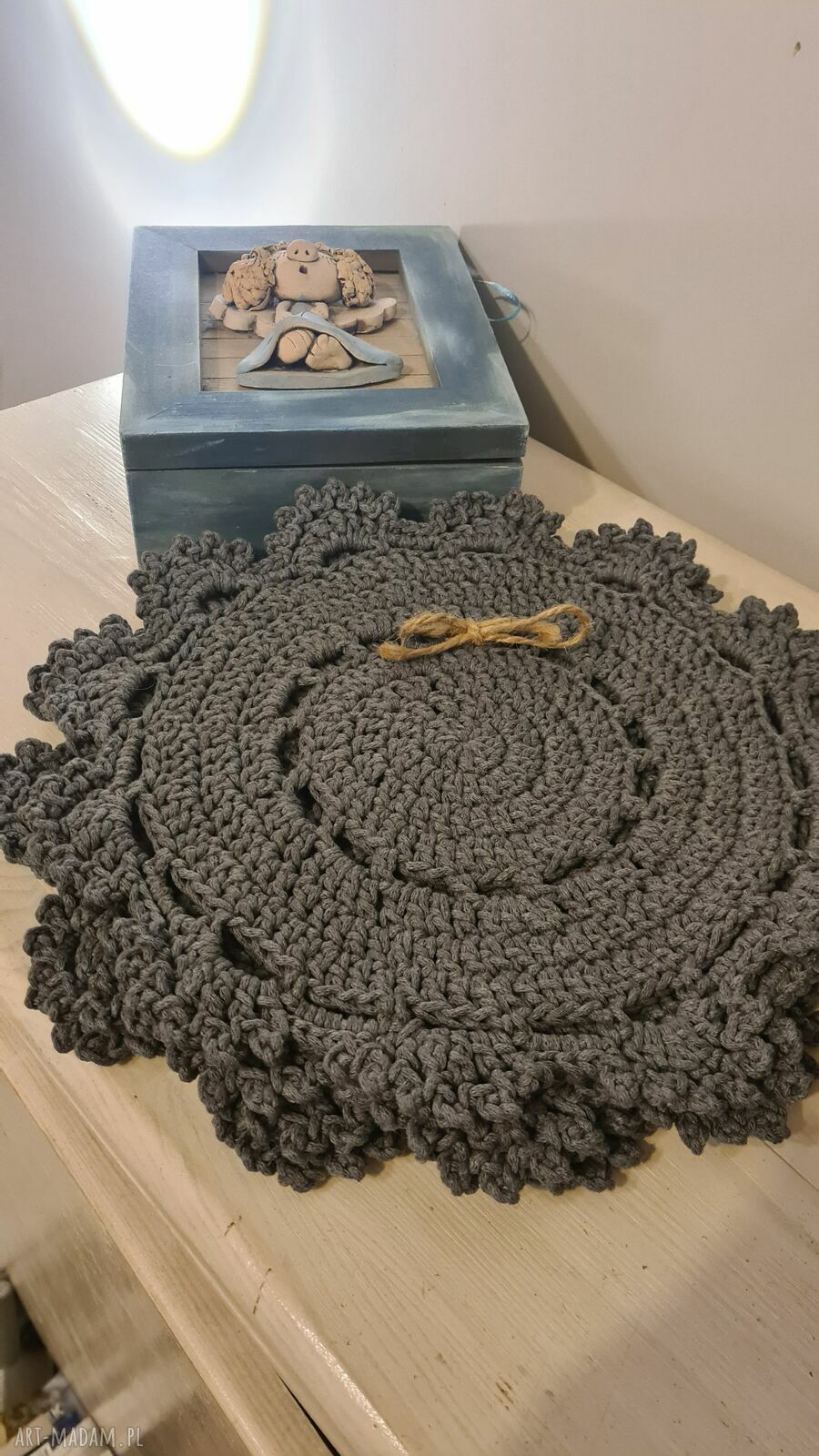 Szara podkładka szydełkowa na stół z bawełny ok. 32 cm