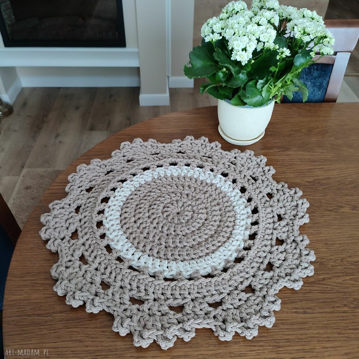 Okrągła podkładka szydełkowa 50 cm na stolik kawowy