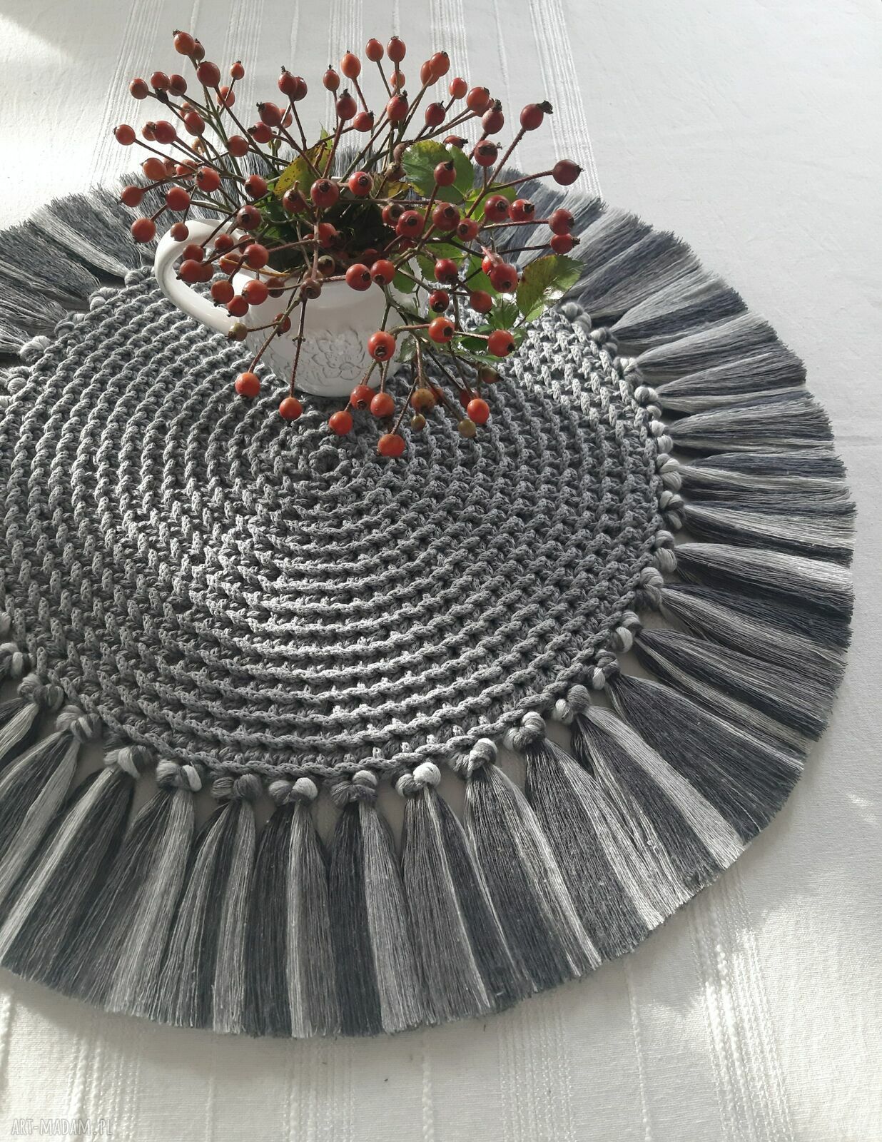 Ręcznie pleciona podkładka z frędzlami XL na stół w szarościach, 55 cm