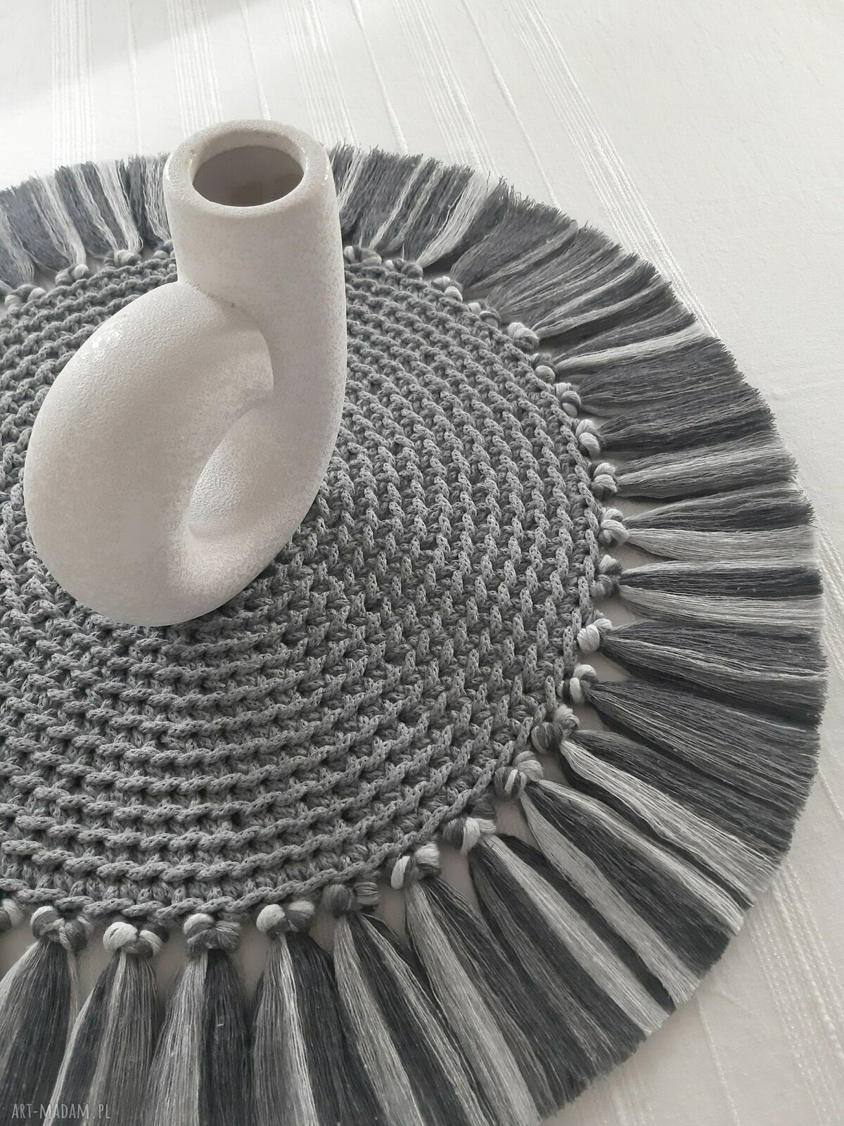 Ręcznie pleciona podkładka z frędzlami XL na stół w szarościach, 55 cm