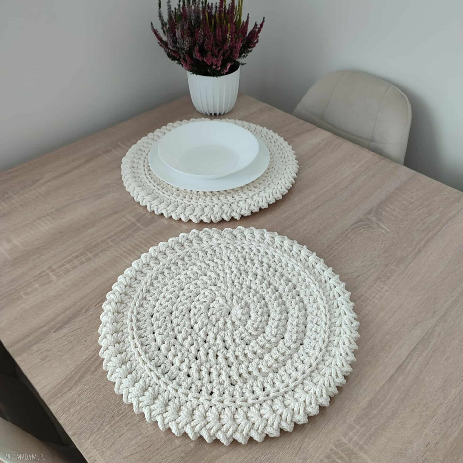 Okrągła podkładka szydełkowa ze sznurka bawełnianego 38 cm