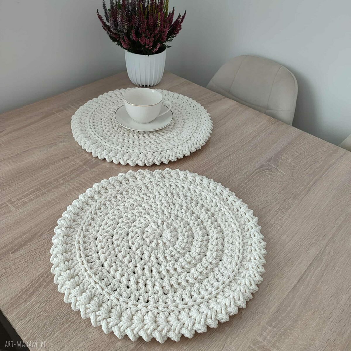 Okrągła podkładka szydełkowa ze sznurka bawełnianego 38 cm