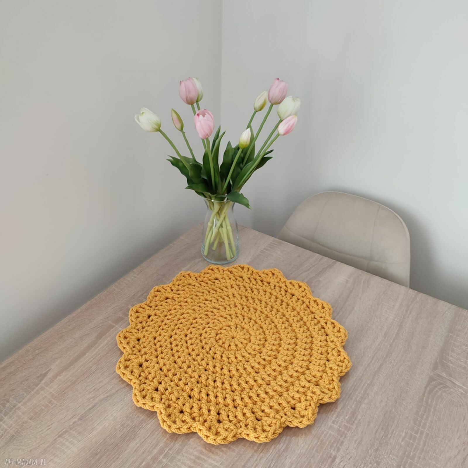 Okrągła podkładka ze sznurka szydełkowana 42 cm