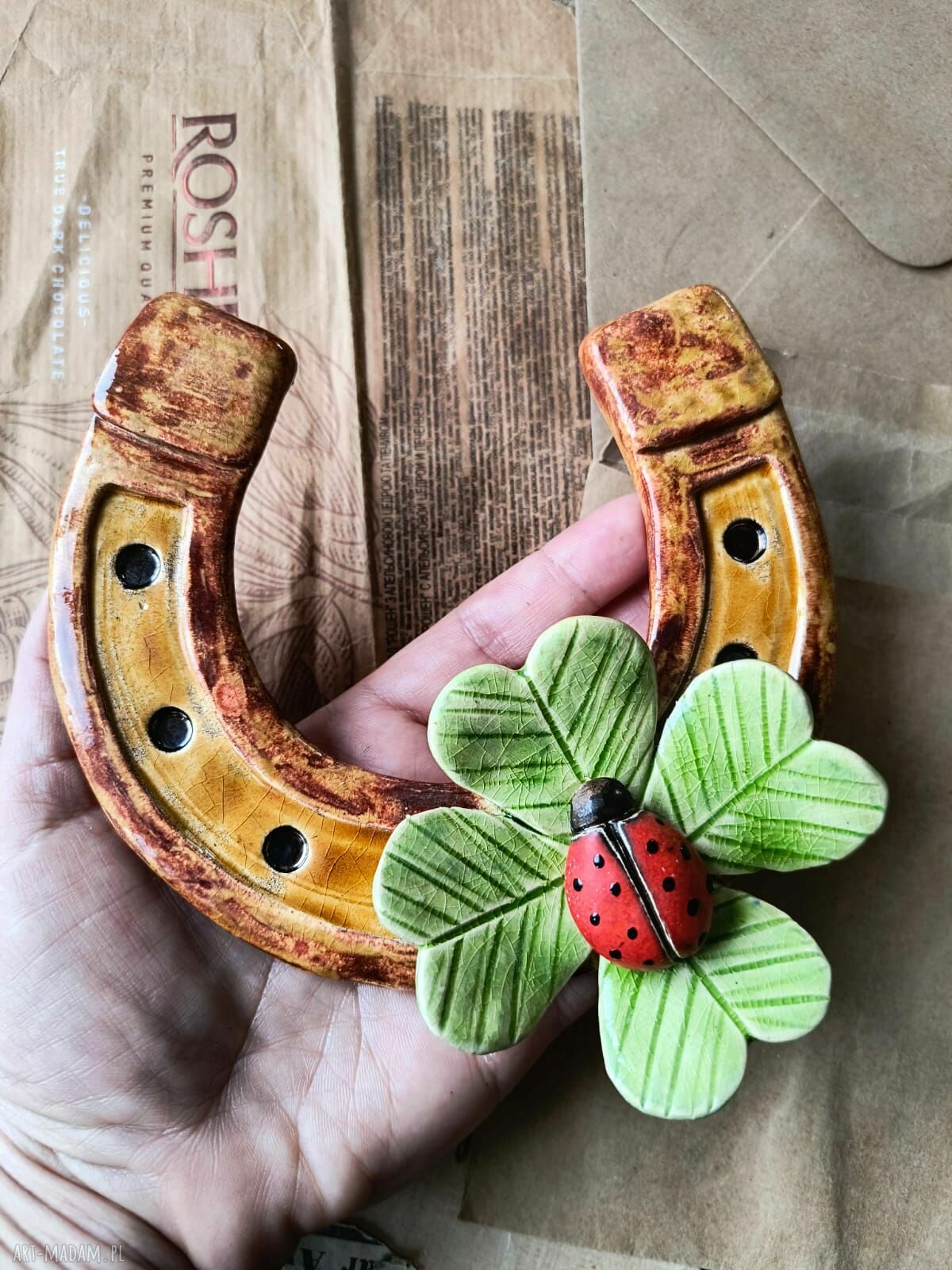 Podkowa na szczęście z koniczyną, koniem i biedronką - ceramika handmade do zawieszenia