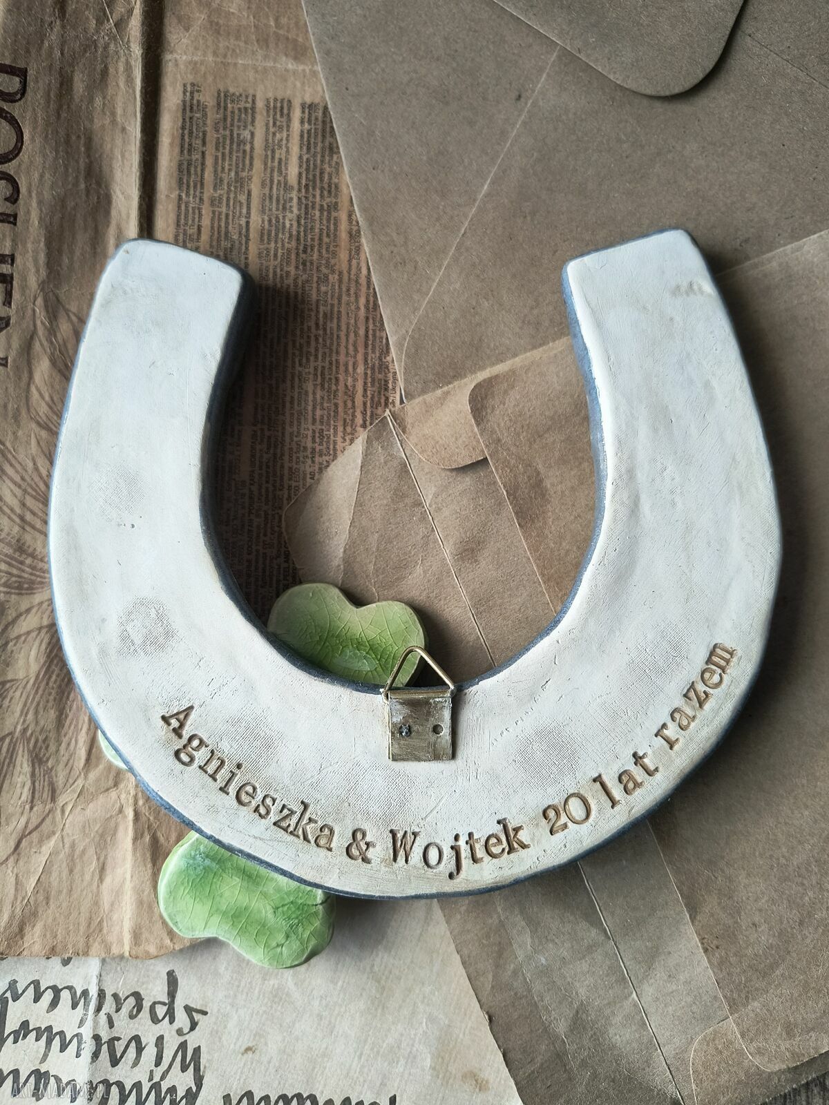 Podkowa ceramiczna personalizowana z koniczyną na szczęście i biedronką