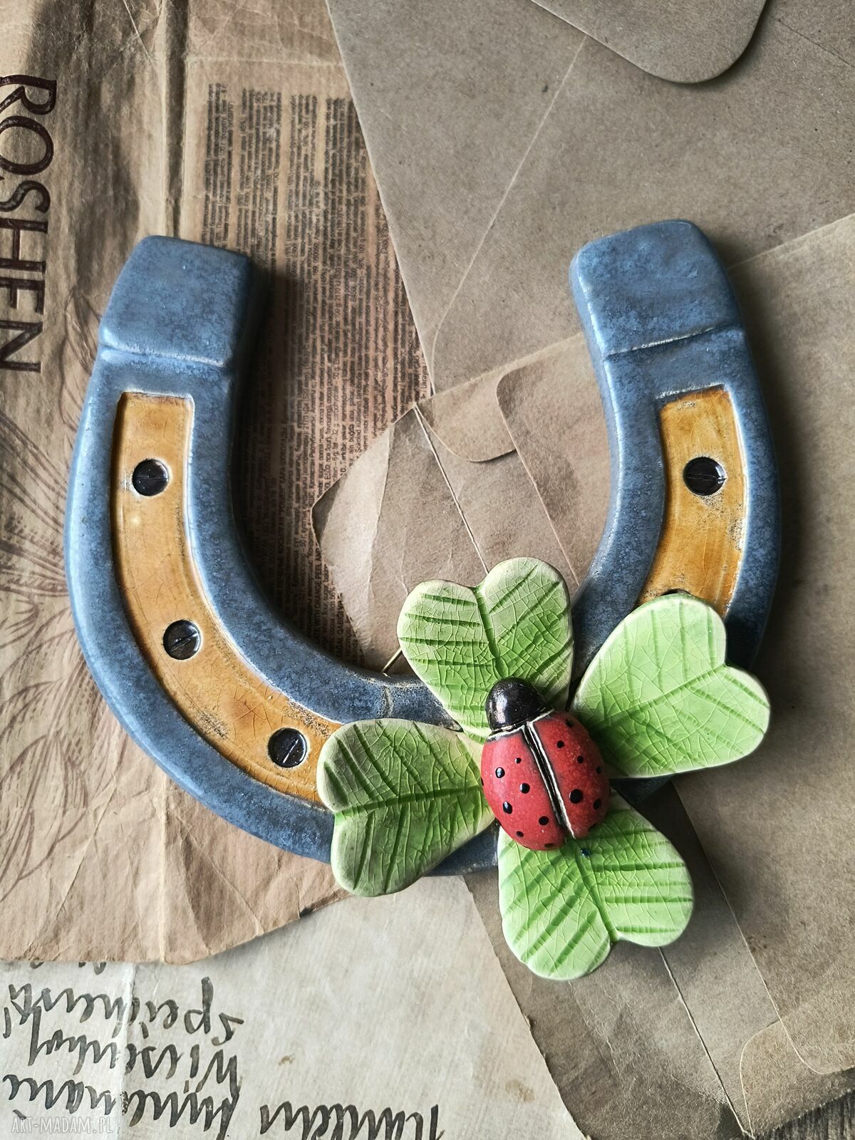 Podkowa ceramiczna personalizowana z koniczyną na szczęście i biedronką