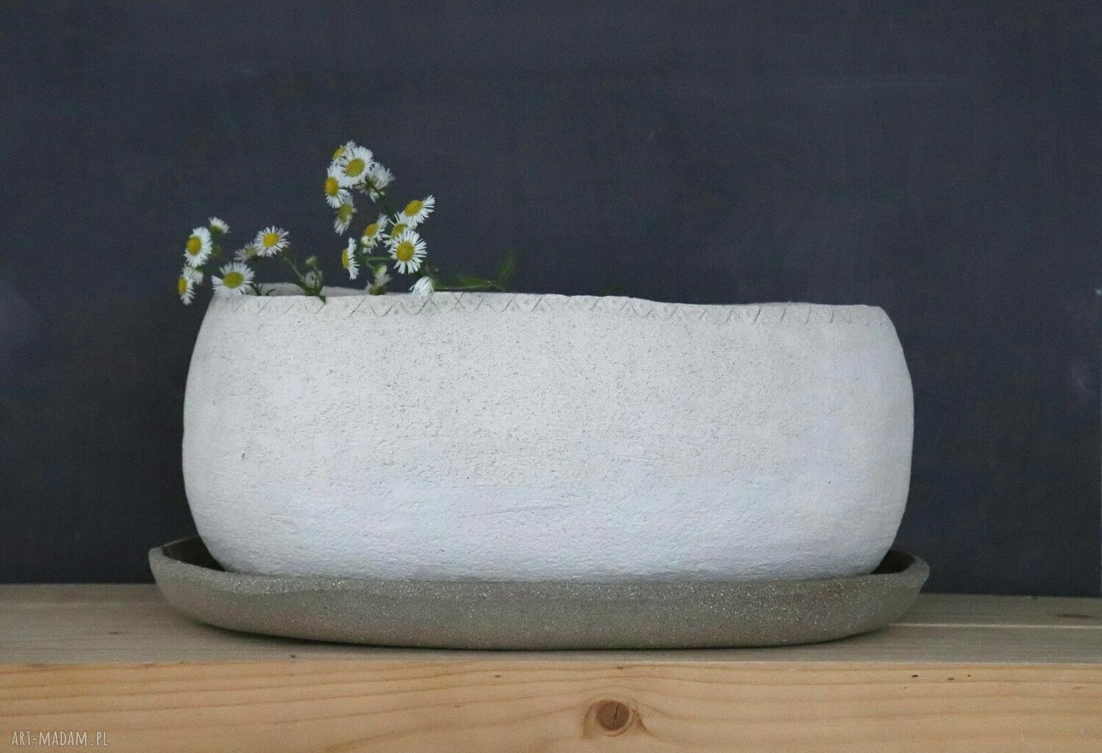 Podłużna donica ceramiczna z surowej gliny