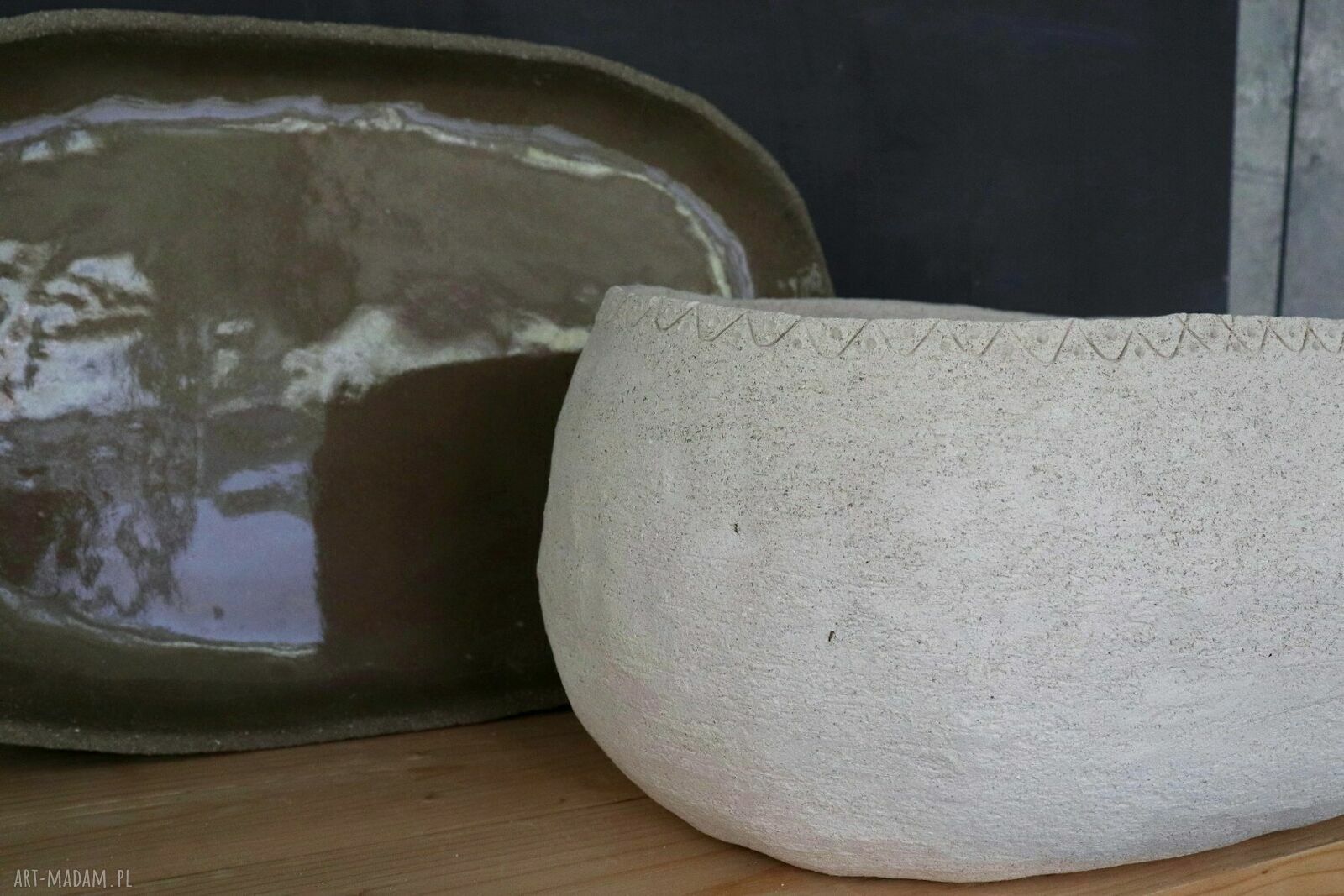 Podłużna donica ceramiczna z surowej gliny