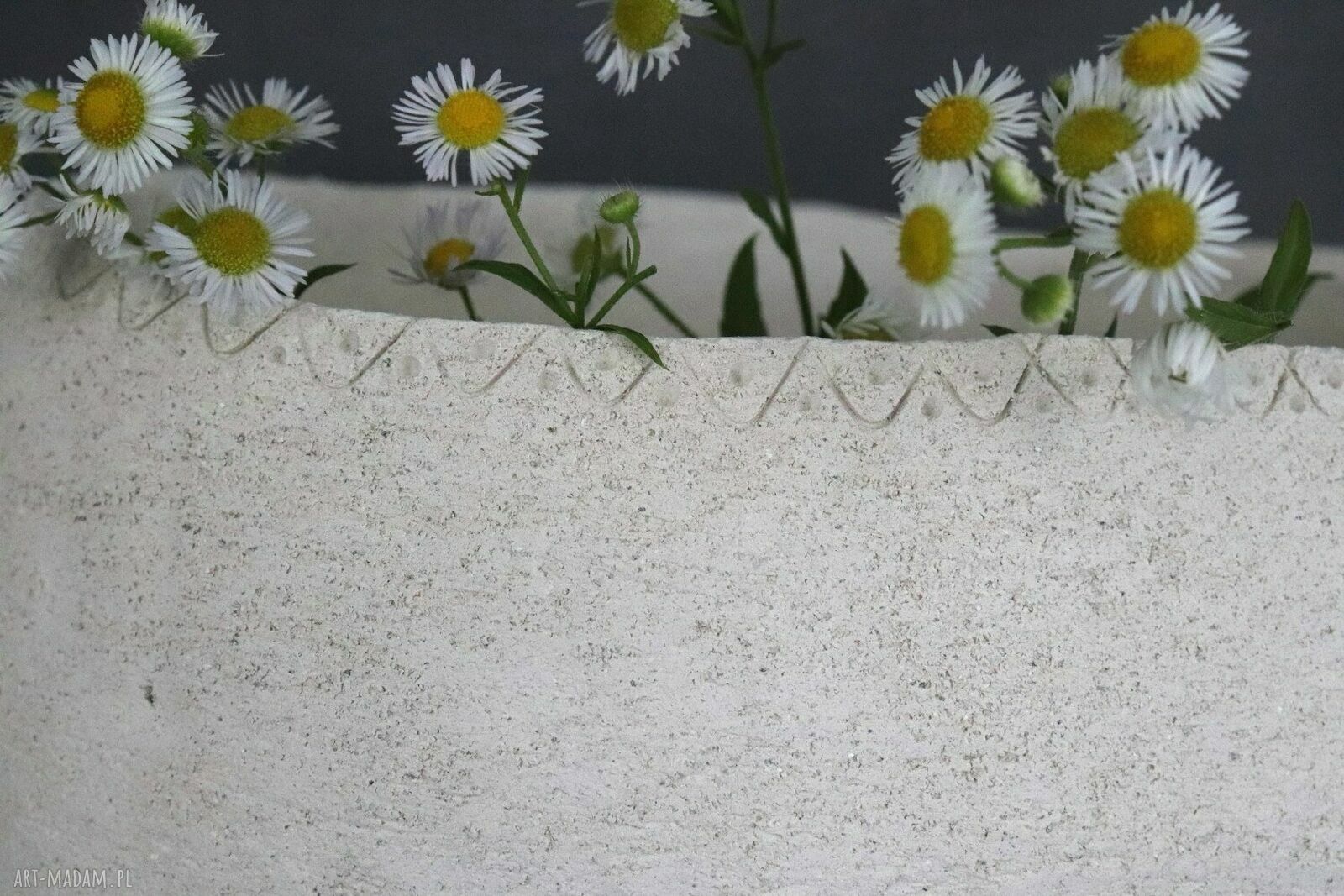 Podłużna donica ceramiczna z surowej gliny