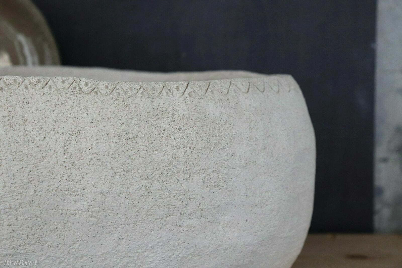 Podłużna donica ceramiczna z surowej gliny