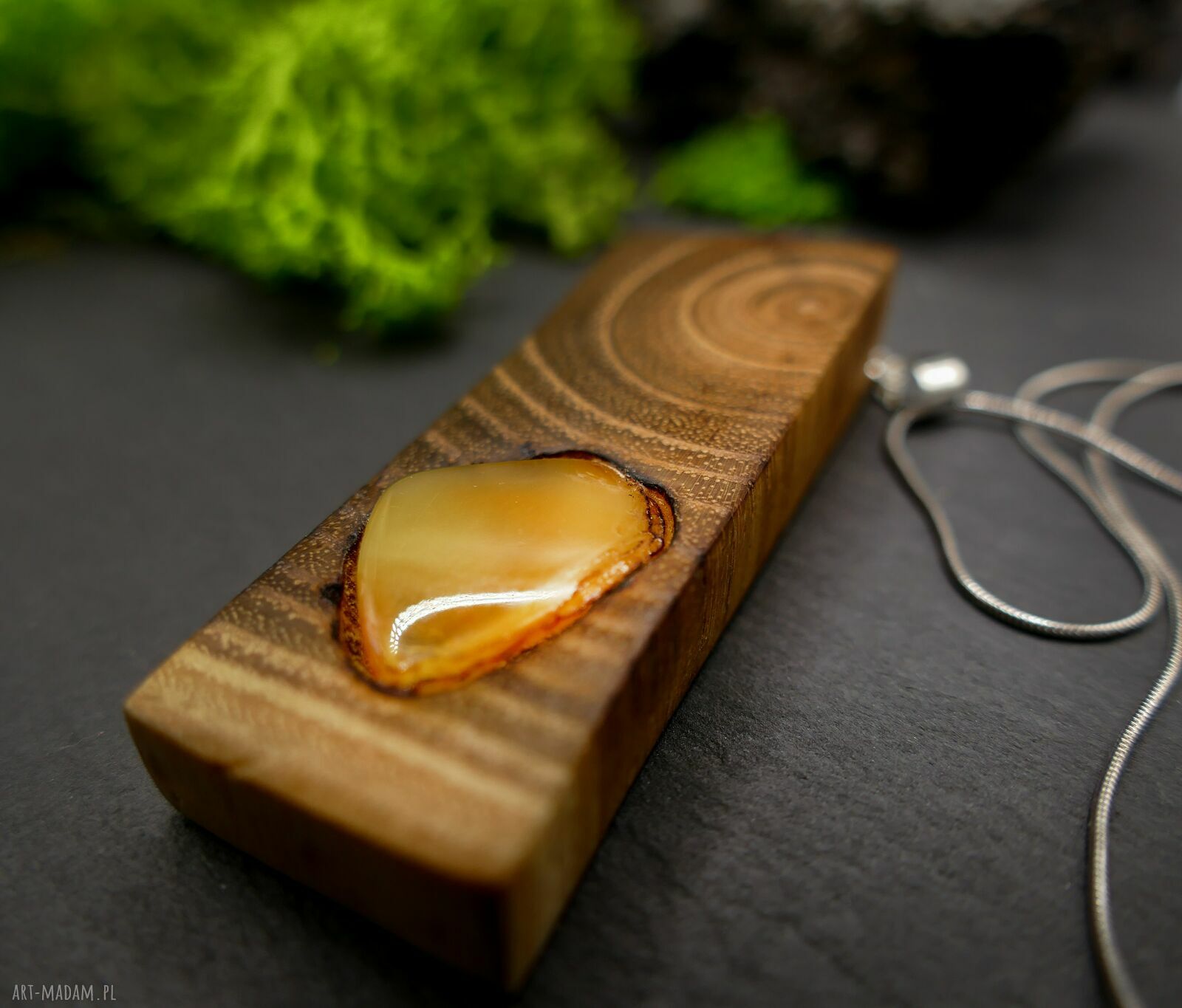 Podłużny wisiorek z bursztynem "Bursztynowa asceza" - pirografia