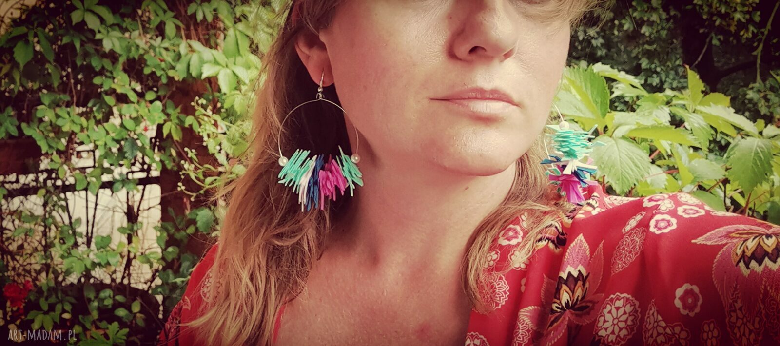 Boho kolczyki Frida z zielonymi piórami i kwiatami - lekkie na ślub i imprezy