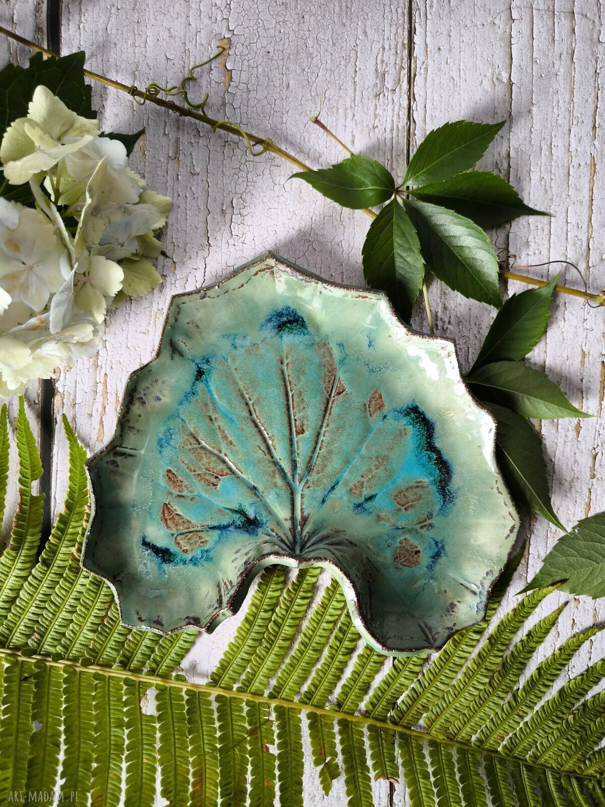 Podstawka na biżuterię - ceramiczny liść z turkusowym szkliwem