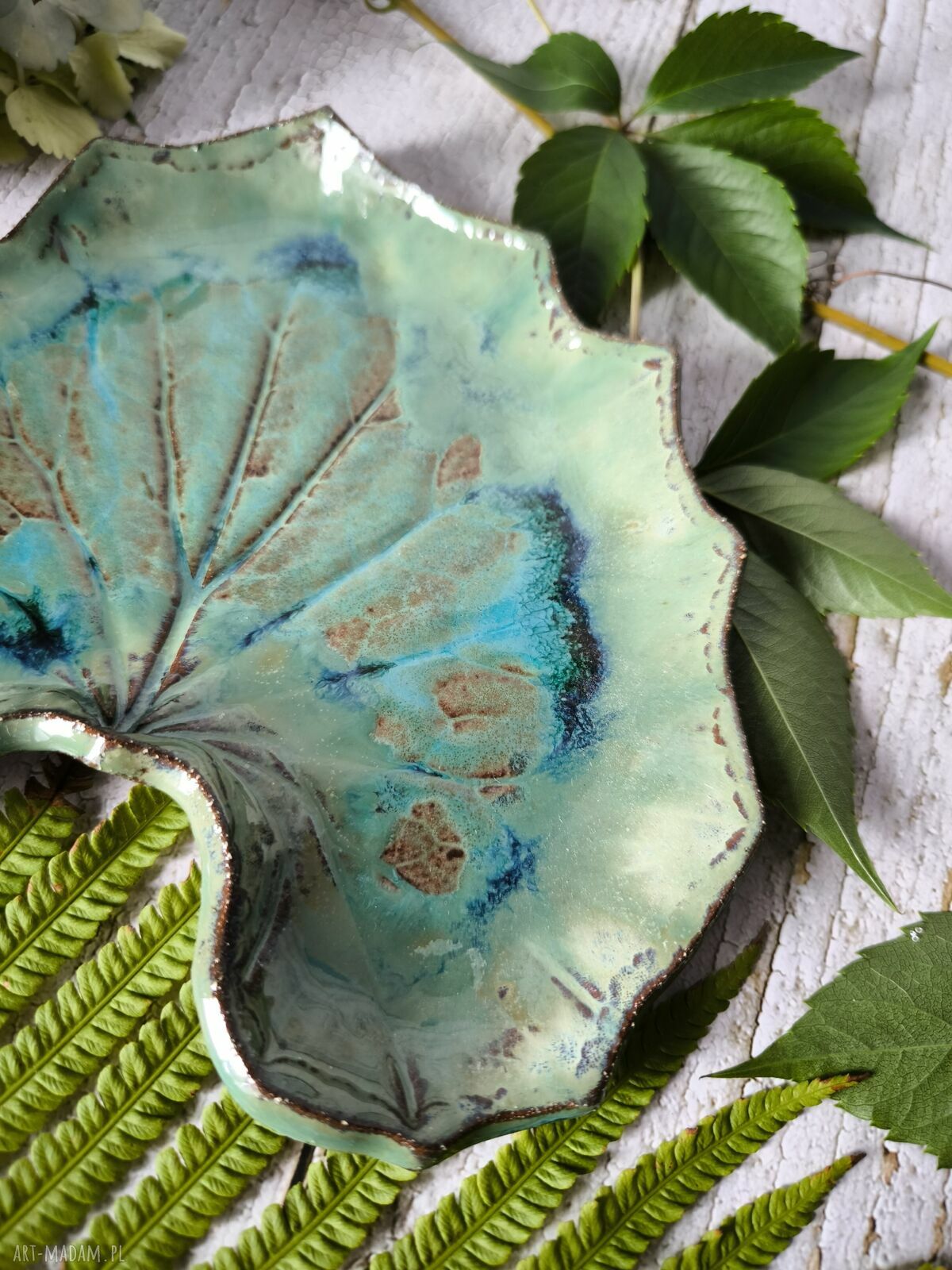 Podstawka na biżuterię - ceramiczny liść z turkusowym szkliwem