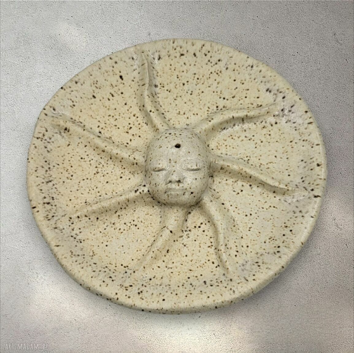 Podstawka pod kadzidło Słońce - ceramiczna dekoracja handmade w beżu