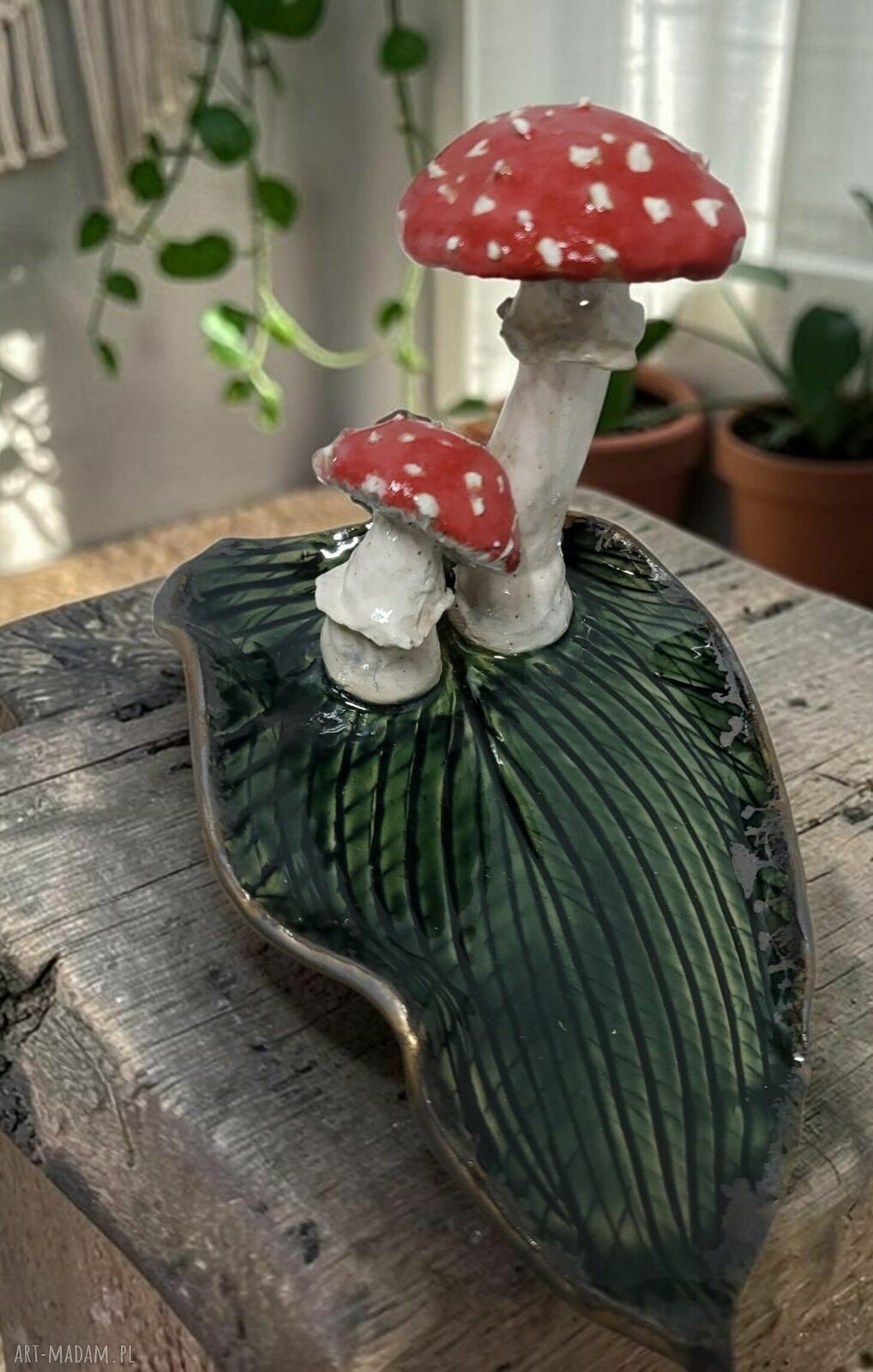 Ceramiczna podstawka pod kadzidło w kształcie liścia z muchomorem