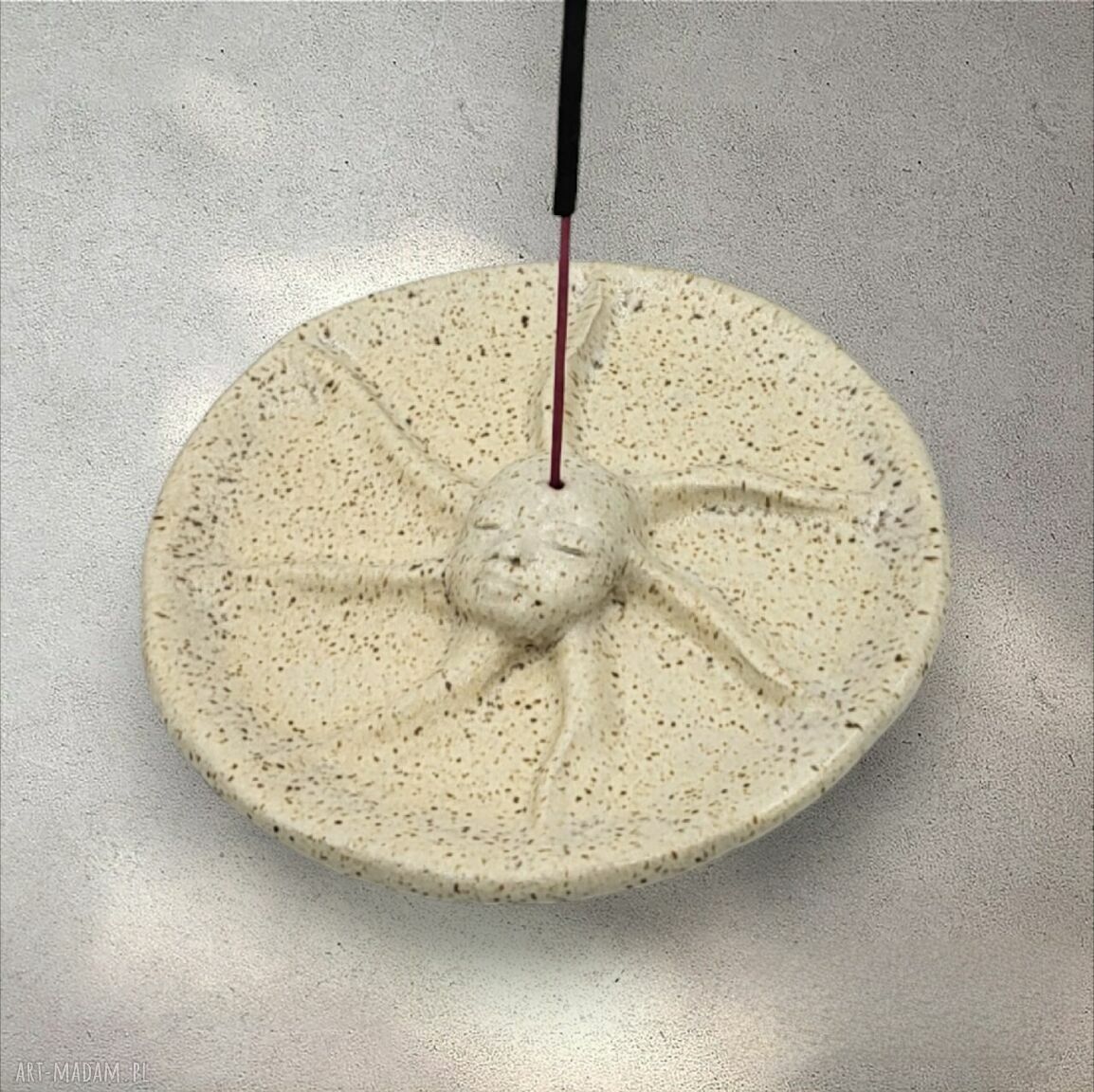 Podstawka pod kadzidło Słońce - ceramiczna dekoracja handmade w beżu