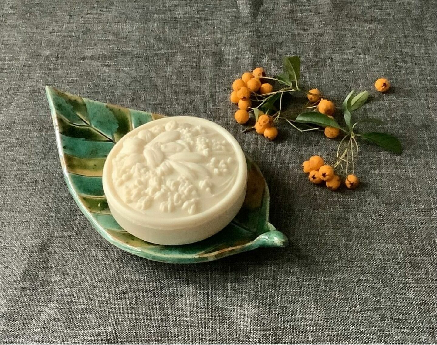 Ręcznie robiony ceramiczny talerzyk pod palo santo i mydelniczka - liść w zieleni