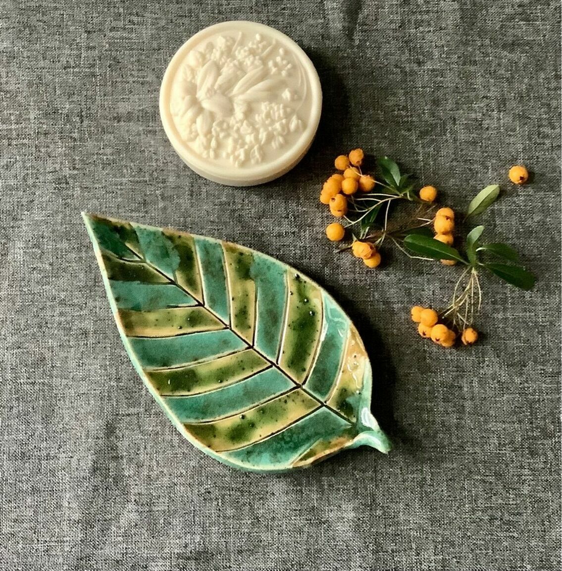 Ręcznie robiony ceramiczny talerzyk pod palo santo i mydelniczka - liść w zieleni