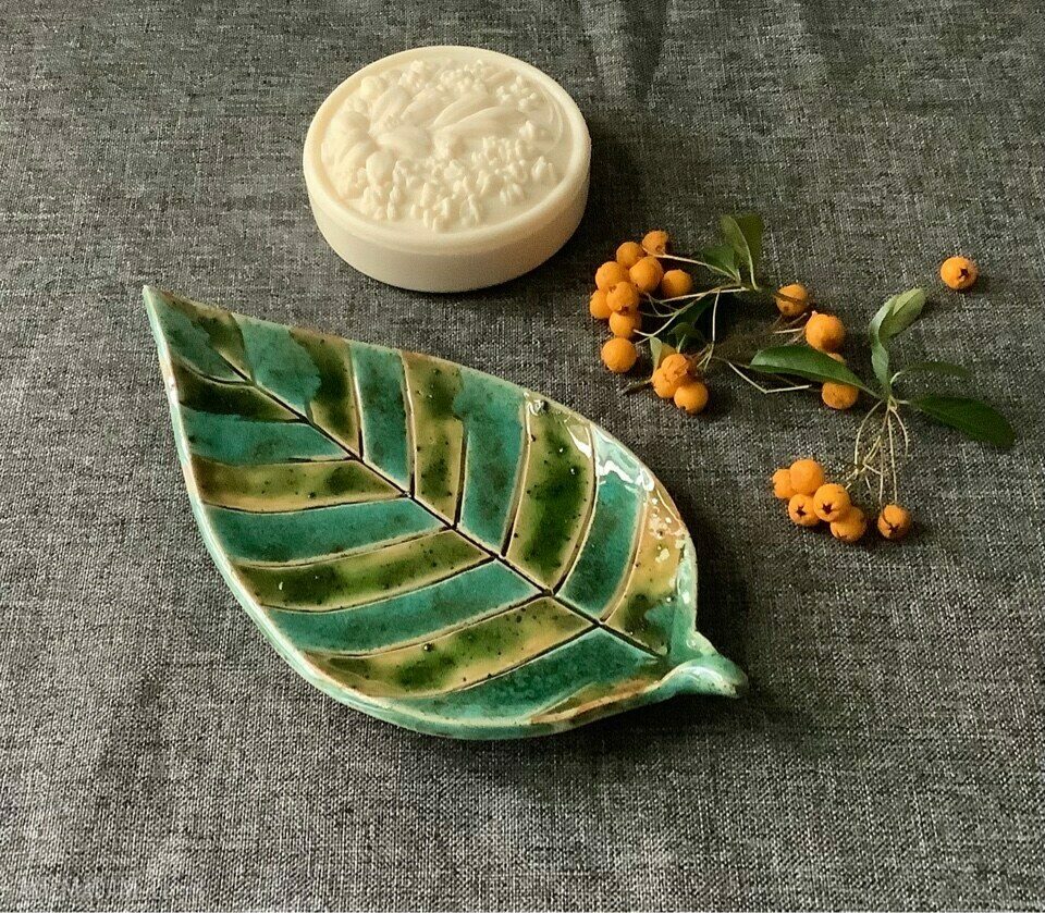 Ręcznie robiony ceramiczny talerzyk pod palo santo i mydelniczka - liść w zieleni