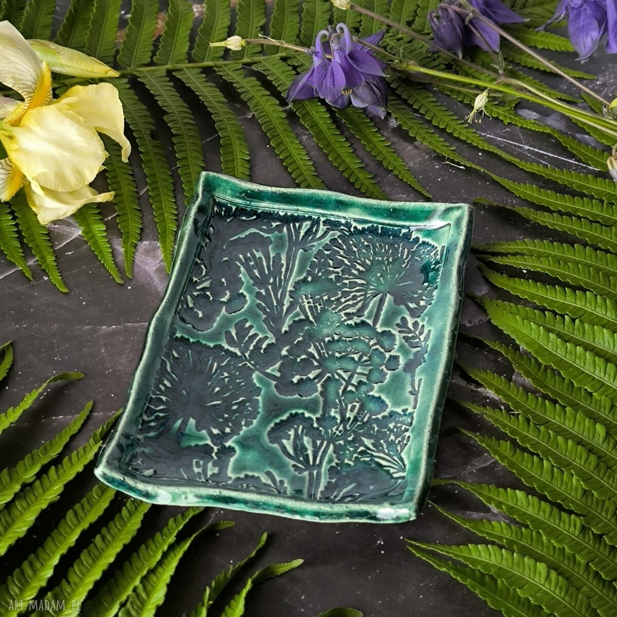 Podstawka z motywem roślin nr 2 - ceramiczna dekoracja na biżuterię