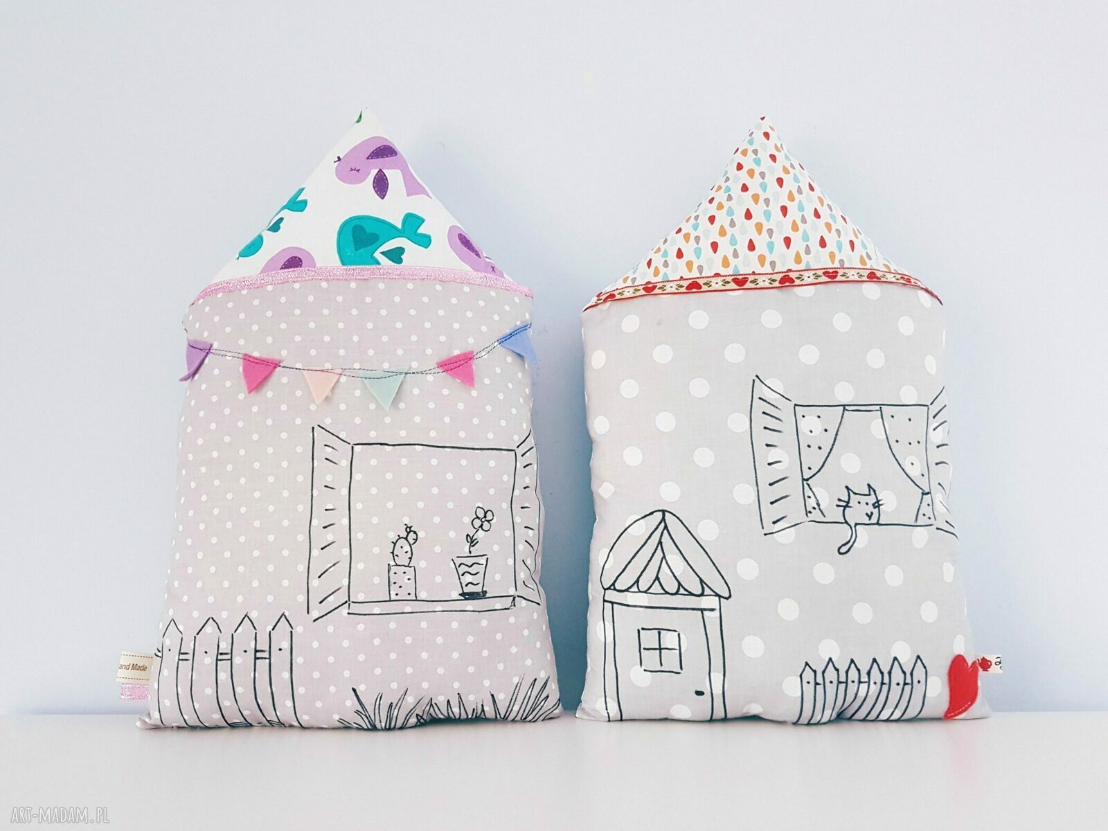 domek z kotem w oknie hand made