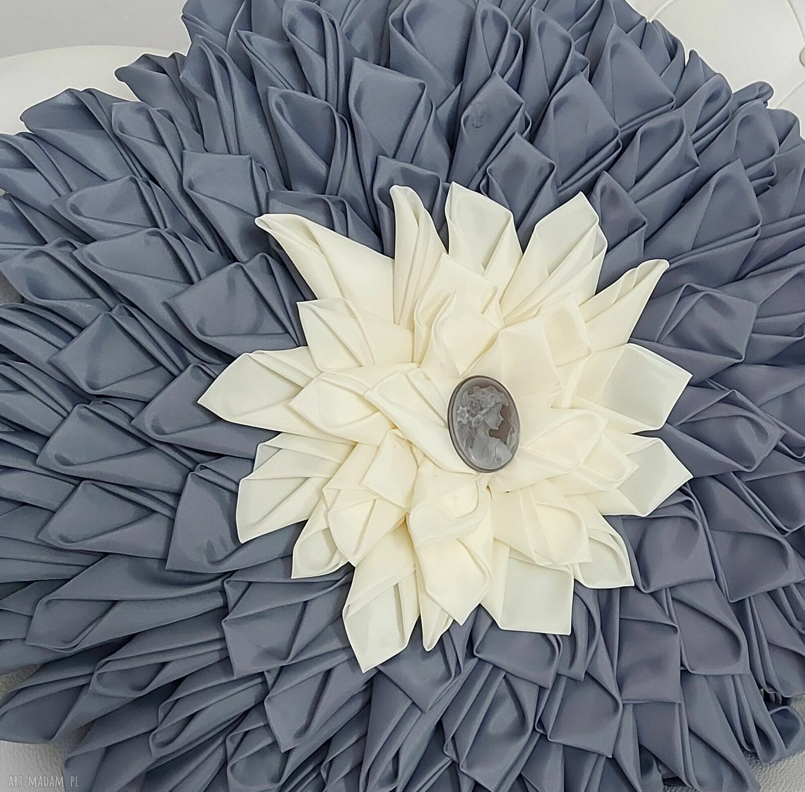 Szaro-kremowa okrągła poszewka z wiskozy 44 cm - zapinana na rzep