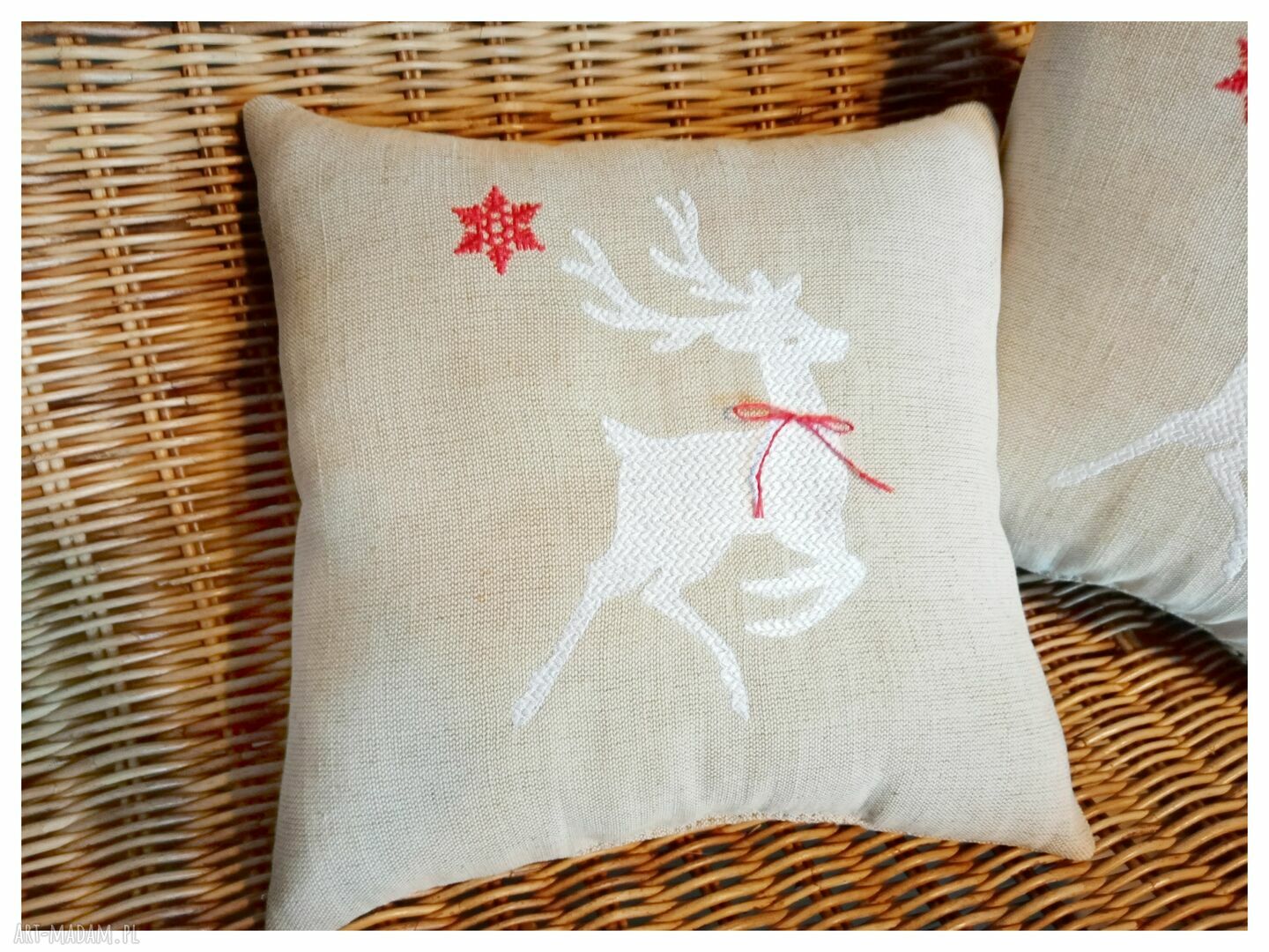 Haftowana poduszka świąteczna z reniferem 30x30 cm - bożonarodzeniowa dekoracja