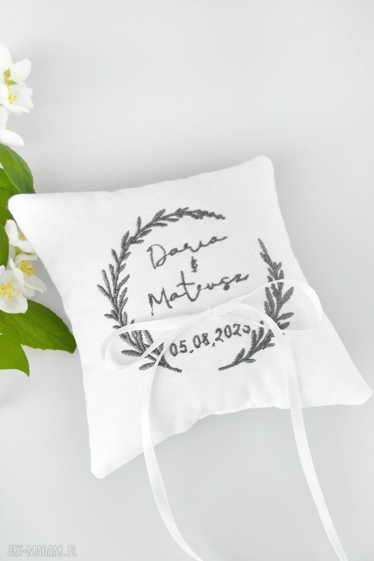 Poduszka na obrączki z haftem personalizowanym - biała bawełna 18x18 cm