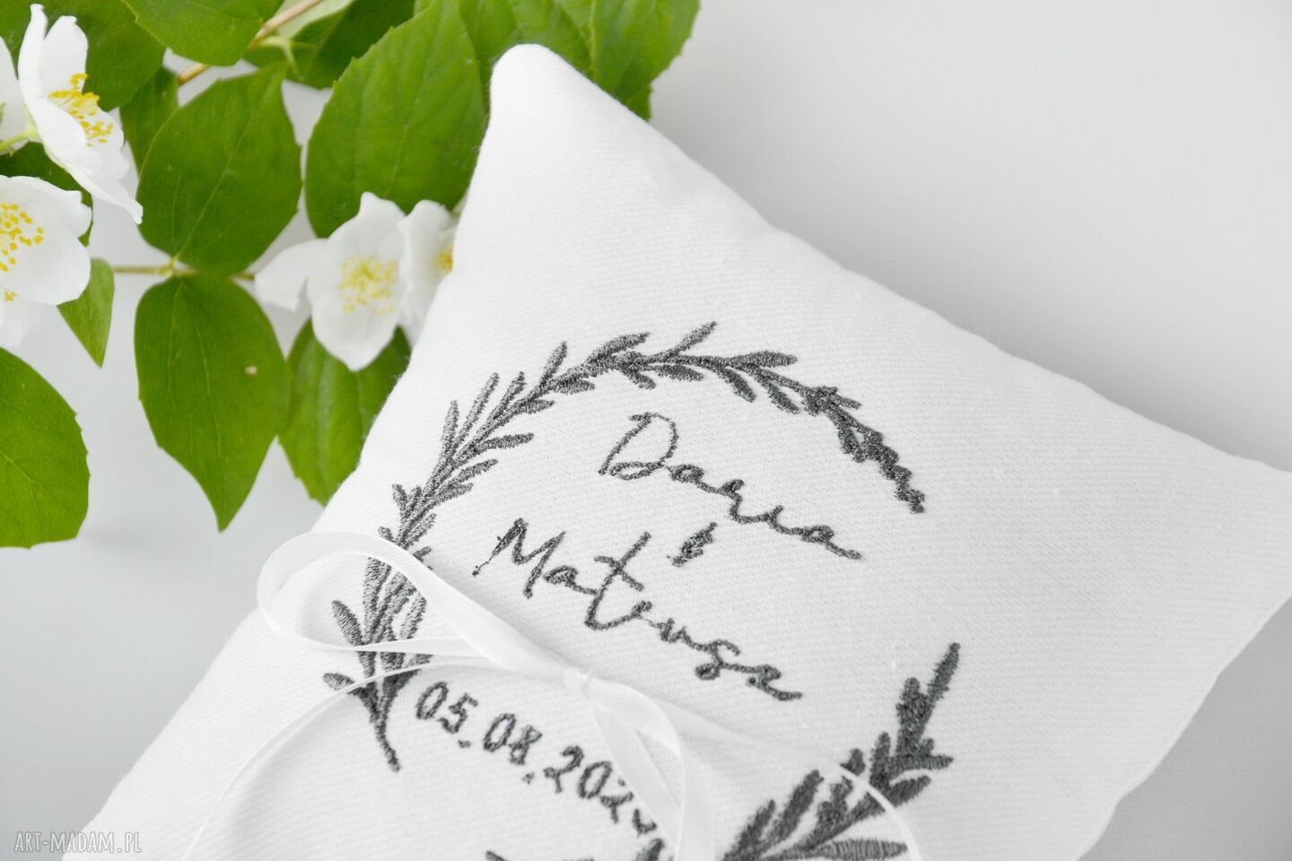 Poduszka na obrączki z haftem personalizowanym - biała bawełna 18x18 cm