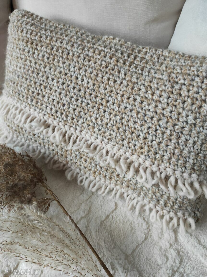 Poduszka na szydełku Sznurkowelove - beżowa boho 50x30 z ozdobnymi guzikami