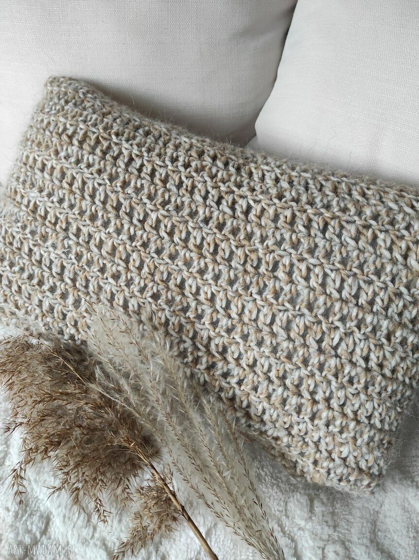 Poduszka na szydełku Sznurkowelove - beżowa boho 50x30 z ozdobnymi guzikami