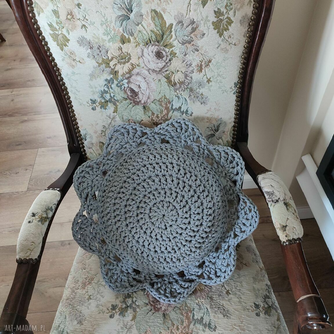 Poduszka szydełkowa okrągła z falbanką 40 cm - ręcznie robiona dekoracja do salonu i sypialni