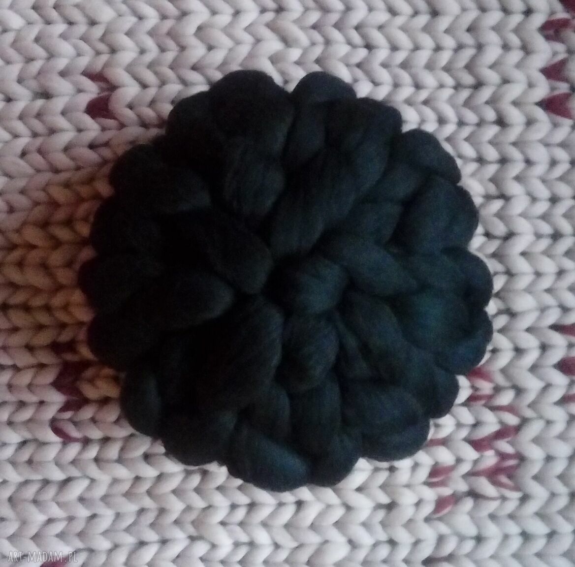 Okrągła poduszka z merynosa - czarna, 30 cm