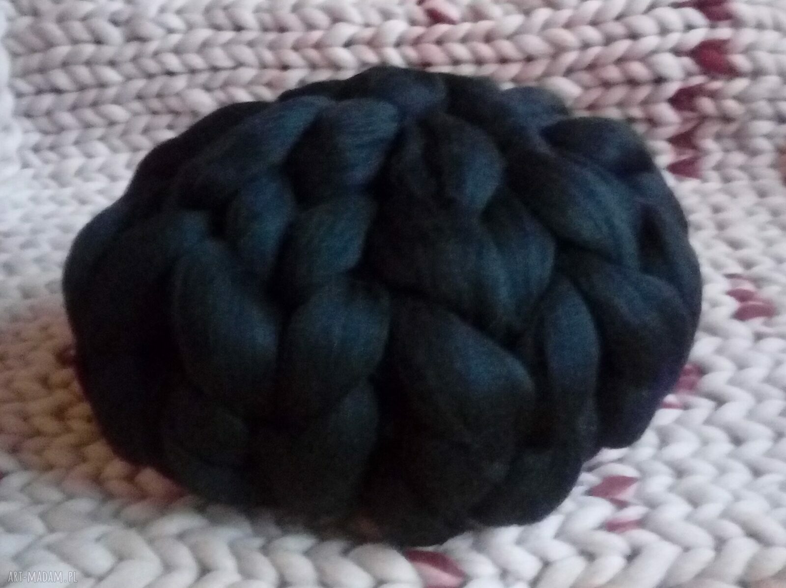 Okrągła poduszka z merynosa - czarna, 30 cm