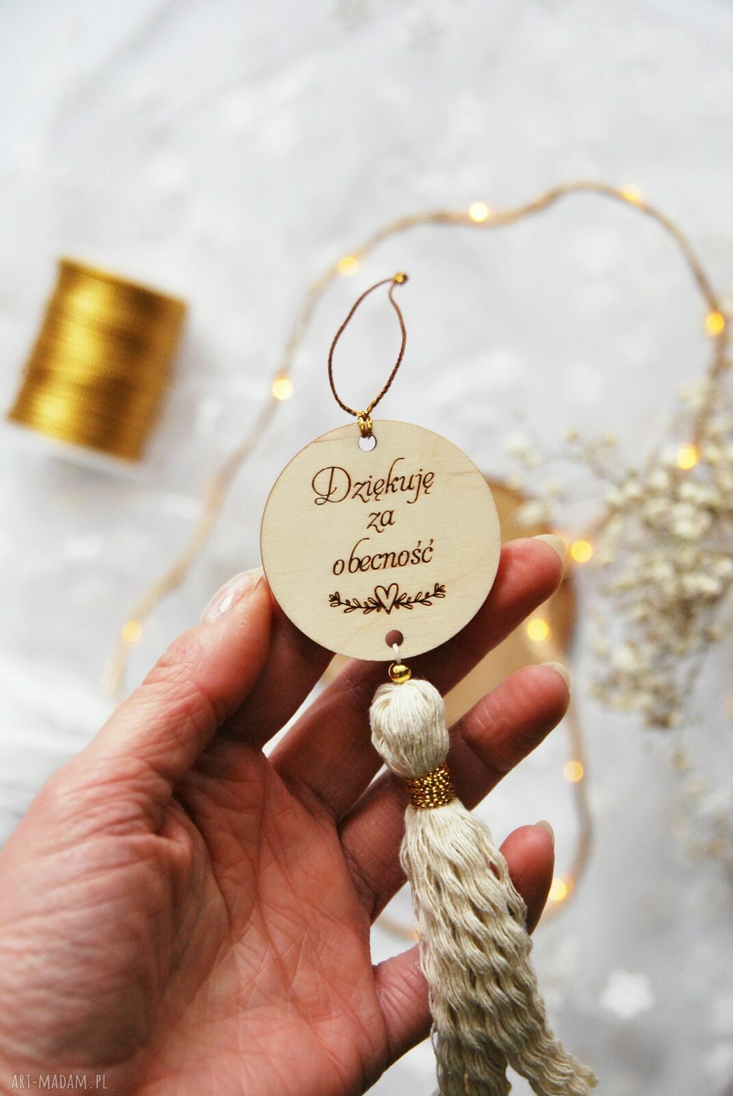 Podziękowanie dla gości na komunię i chrzest - zawieszka boho z chwostem, grawer na drewnie