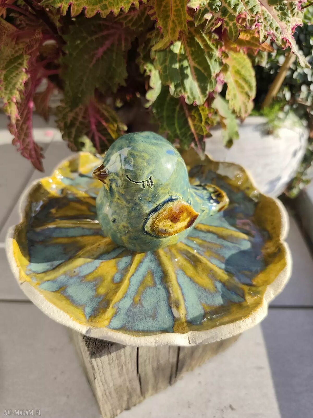 Ręcznie wykonane ceramiczne poidło dla ptaków z wróblem