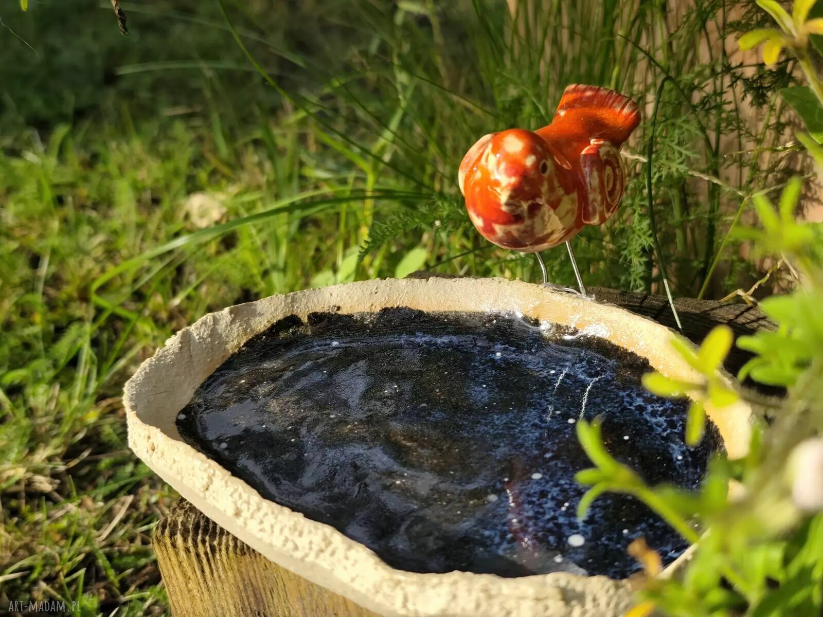 Ceramiczne poidło dla ptaków z czerwonym ptaszkiem