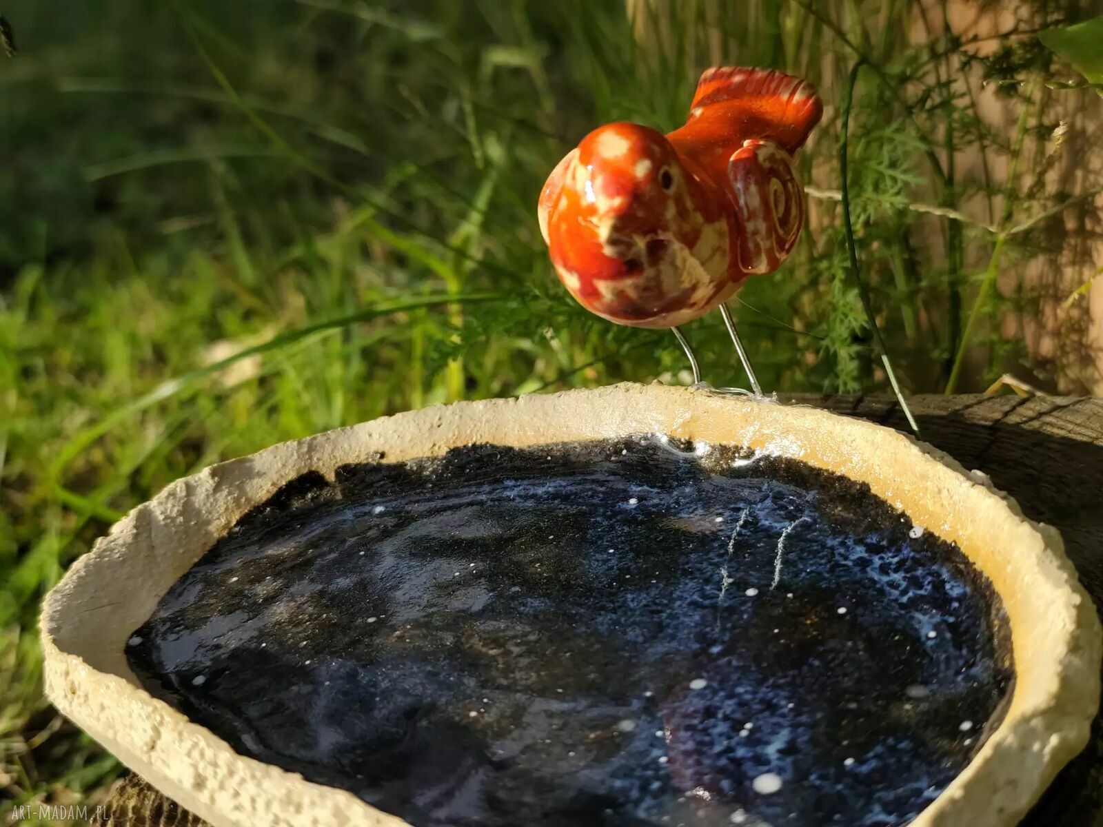 Ceramiczne poidło dla ptaków z czerwonym ptaszkiem