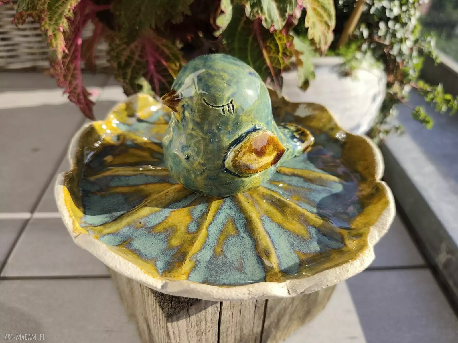 Ręcznie wykonane ceramiczne poidło dla ptaków z wróblem