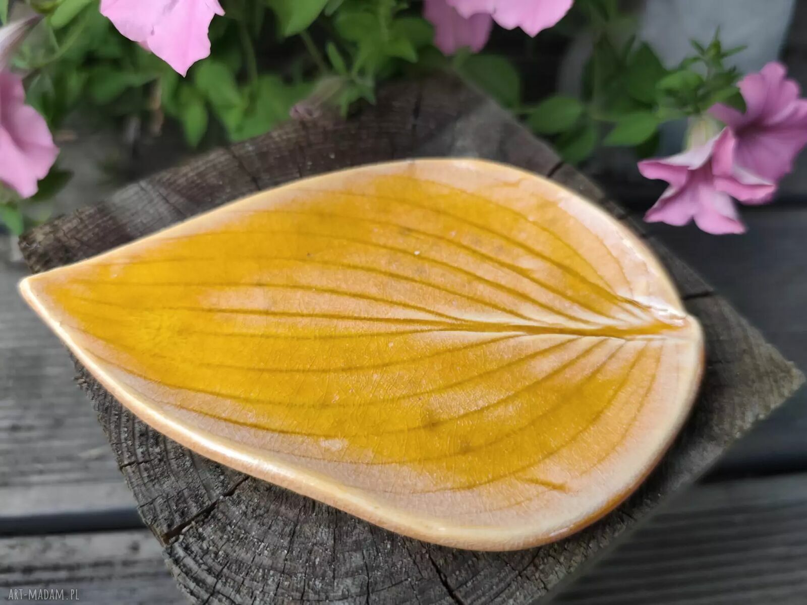 Ceramiczny pojemnik w kształcie liścia na biżuterię