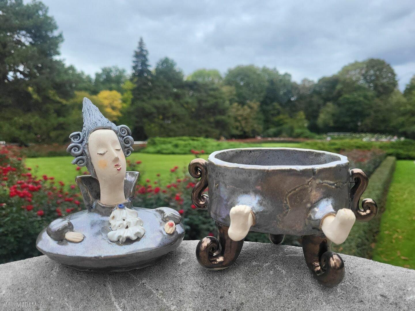 Pojemnik na różności z przykrywką - ceramiczna rzeźba postać