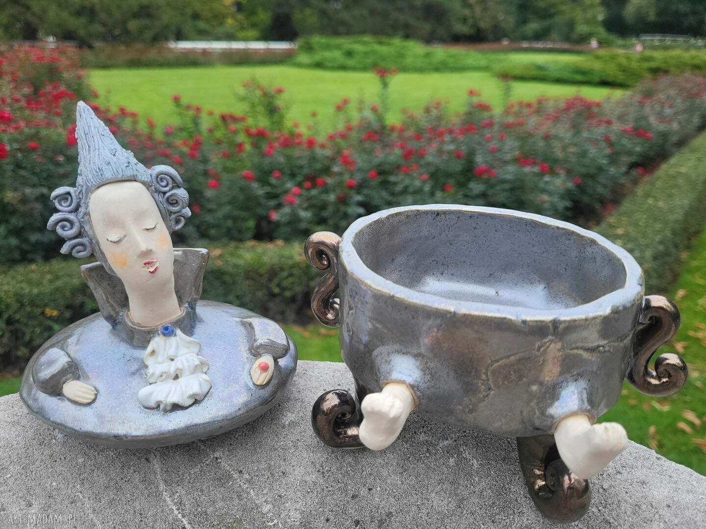 Pojemnik na różności z przykrywką - ceramiczna rzeźba postać